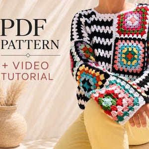 Op de afbeelding: Een kleurrijke gehaakte trui met een patchwork ontwerp, met vierkanten in verschillende kleuren en patronen. De mouwen en het lichaam hebben zwart-witte strepen. De afbeelding bevat de tekst "PDF PATTERN + VIDEO TUTORIAL".