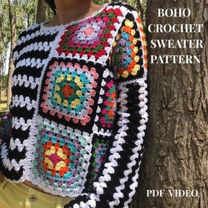 Puede incluir: Un colorido suéter de ganchillo patchwork con un diseño bohemio. El suéter presenta patrones cuadrados en varios colores, incluyendo rosa, naranja, azul y verde, sobre mangas y bordes a rayas blancas y negras. El texto "BOHO CROCHET SWEATER PATTERN" es visible.