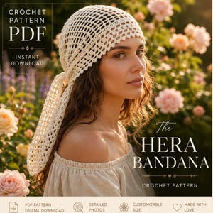 Peut inclure: Un bandana en crochet de couleur crème avec un motif en maille carrée. Le bandana est noué dans le dos et a de longues extrémités fluides. Le texte sur l'image indique "The HERA BANDANA" et "CROCHET PATTERN". L'image comprend également le texte "PDF", "INSTANT DOWNLOAD" et "DIGITAL DOWNLOAD".