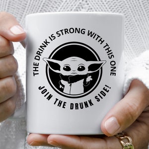 La bebida es fuerte con este Únete al lado borracho Descarga digital Imagen digital SVG PNG Jpg star wars mandalorian baby yoda drinking