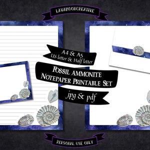 Puede incluir: Conjunto de papel para cartas imprimible con un fondo azul oscuro con estrellas blancas y conchas de amonitas fosilizadas. El conjunto incluye los tamaños A4, A5, US letter y half letter. El texto "Fossil Ammonite Notepaper Printable Set" se muestra en texto negro sobre un fondo blanco.
