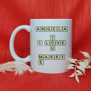 Taza de Scrabble personalizada, regalo de Cásate conmigo, regalo de compromiso, regalo para novio, regalo para novia, regalo para prometida, taza de propuesta de matrimonio, taza para parejas