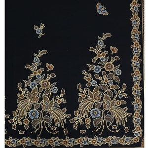 Könnte beinhalten: Schwarzer Stoff mit einem goldenen und blauen Blumenmuster. Der Stoff hat einen Rand aus kleinen Blumen und Schmetterlingen.