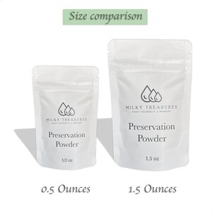 Może przedstawiać: Dwa białe woreczki z czarnym logo, na kt&oacute;rym widnieje napis "Milky Treasures Make Yourself a Memory" oraz tekst "Preservation Powder". Woreczek po lewej stronie ma 0,5 uncji, a woreczek po prawej stronie 1,5 uncji.