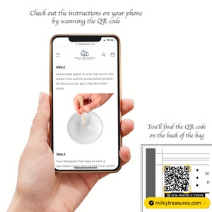 Może przedstawiać: Smartfon wyświetlający instrukcje dotyczące robienia mydła z mleka matki. Instrukcje obejmują mieszanie mleka matki z proszkiem konserwującym, a następnie wylewanie mieszanki na papier do pieczenia. Na odwrocie torby znajduje się kod QR, kt&oacute;ry można zeskanować, aby uzyskać dodatkowe instrukcje.