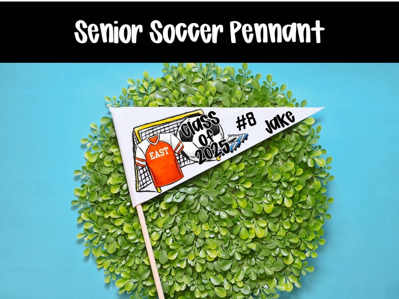 Op de afbeelding: Een witte vlag met zwarte tekst en een voetbalafbeelding. De tekst luidt "Class of 2025" en "#8 Jake".