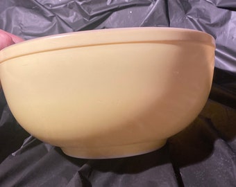 Yellow Pyrex 1940s large mixing bowl