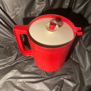 Tupperware 1.5 Qt 48 OZ PITCHER RED Push Button Lid 1575 