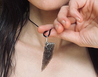Corner-tanged obsidian knife necklace