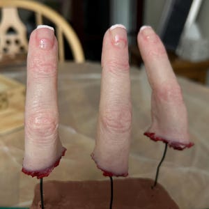 Film-Quality Silicone Severed Finger – Realistic Bloody Horror Prop, SFX Prosthetic for Halloween, Movies, Cosplay & Haunted Attractions.