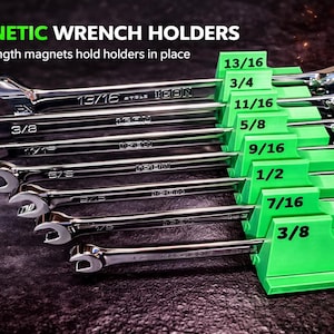 Könnte beinhalten: Ein Satz verchromter Schraubenschlüssel mit grünen Magnethaltern. Die Schraubenschlüssel sind in einer Reihe angeordnet, mit Größenangaben in weißem Text. Der Text "MAGNETIC WRENCH HOLDERS" steht oben.