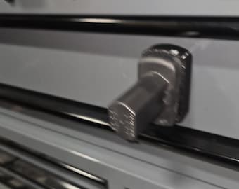 Puede incluir: Primer plano de un cofre de herramientas de metal gris con un asa negra y un asa de metal negro. El cofre de herramientas tiene varios cajones y un asa negra. El cofre de herramientas es gris.