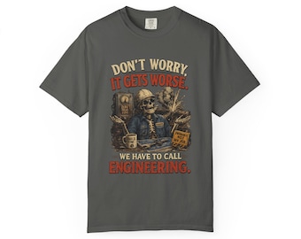 Puede incluir: Camiseta gris oscuro con el texto "DON'T WORRY, IT GETS WORSE, WE HAVE TO CALL ENGINEERING." El gráfico muestra un esqueleto con casco, rodeado de herramientas y una taza de café. La camiseta tiene cuello redondo y mangas cortas.