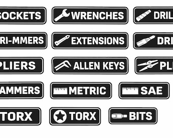 Puede incluir: Etiquetas de herramientas en blanco y negro con varios nombres e iconos de herramientas, incluyendo llaves de vaso, llaves inglesas, brocas, dri-mmers, extensiones, destornilladores, alicates, llaves Allen, martillos, métrico, SAE, Torx y puntas.