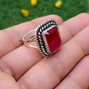 Anello con rubino indiano naturale, anello in argento sterling 925, anello vistoso con taglio a smeraldo, gioiello con gemma rosso intenso, anello boho fatto a mano per lei