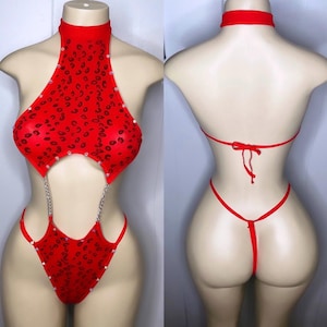 Könnte beinhalten: Rote Dessous mit Leopardenmuster und Strasssteinen. Die Dessous haben einen Halterneck und ein Kettendetail. Der Rücken der Dessous hat einen Schnürverschluss.
