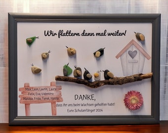 May include: A framed artwork with a white background featuring a painted birdhouse, a branch with painted birds, and a sign with the text "Wir flattern dann mal weiter!" and "DANKE, dass ihr uns beim Wachsen geholfen habt! Eure Schulanfänger 2024".