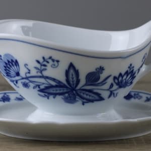 Tirschenreuth Zwiebelmuster Sauciere mit Unterteller einteilig ca 17 x 11 cm TOP