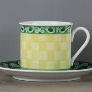 Könnte beinhalten: Ein gelbes und grünes Tee-Set mit einem karierten Muster und einem grünen Blumendesign.