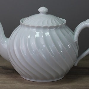 Haviland Limoges Torse Blanc Teapot with Lid DEFECTS Height 15.5 cm