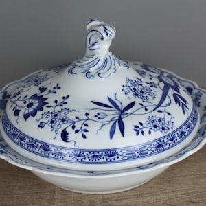 Hutschenreuther onion pattern lidded bowl / tureen with lid