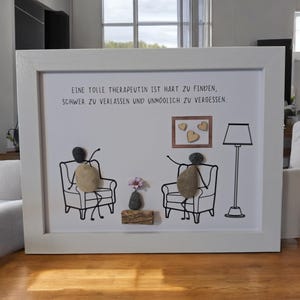 Könnte beinhalten: Ein weiß gerahmtes Bild mit einer Schwarzweißillustration von zwei Personen, die auf Stühlen sitzen. Der Text im Bild lautet "EINE TOLLE THERAPEUTIN IST HART ZU FINDEN, SCHWER ZU VERLASSEN UND UNMÖGLICH ZU VERGESSEN."