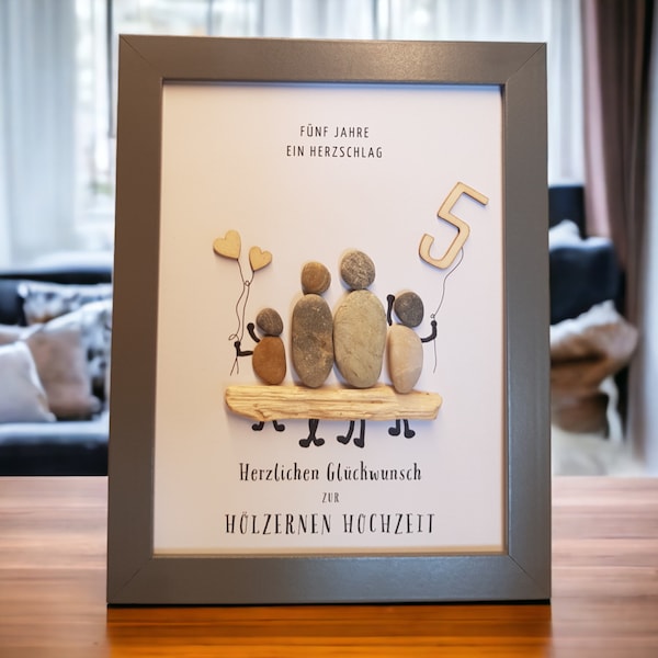 Familienbild Geschenk zur Hölzernen Hochzeit / 5. Hochzeitstag handgemachtes Steinbild  aus Kieselsteinen Geschenkidee personalisierbar Bild