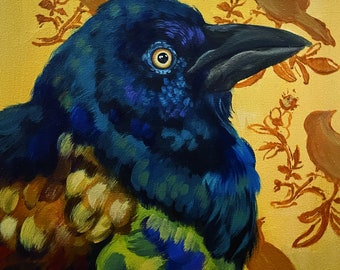 Puede incluir: Pintura en primer plano de un cuervo con plumas azules y verdes iridiscentes, pico negro y ojo amarillo. El fondo es amarillo dorado con siluetas de pájaros marrones y detalles florales. Una vibrante representación de la vida aviar.