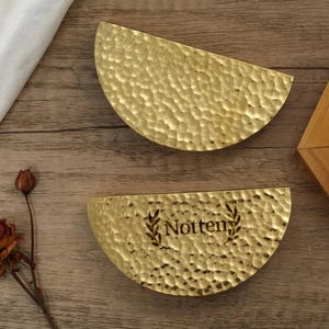 Manijas de cajón semicirculares martilladas/tiradores de armario de latón dorado/perillas de herrajes modernos para gabinetes/manijas de cajón semicirculares grabadas a medida