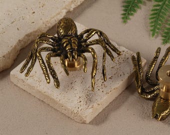 スパイダーソリッドブラス引き出しノブ、ブロンズソリッドブラススパイダーキャビネットノブ、家具ノブハンドル、ドレッサーノブアンティークカスタム彫刻ノブプル