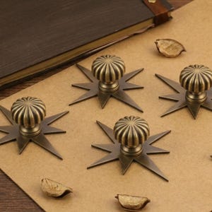 Puxadores de gaveta vitorianos em latão antigo/pequenos puxadores de armário em latão/puxadores de armário em formato de abóbora/puxadores com placa traseira em formato de estrela Art Nouveau