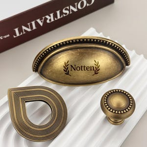 Perillas de cajón de latón antiguo victoriano/Manijas de perillas de latón envejecido/Perillas de tocador de latón/Perillas de tocador con flores antiguas grabadas a medida