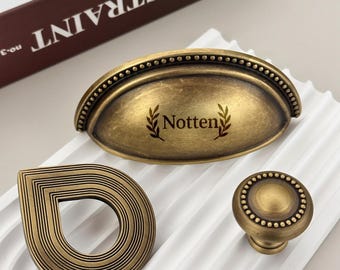 Viktorianische antike Messing Schubladenknöpfe / gealterte Messingknöpfe Griffe / Messingknöpfe / individuell gravierte antike Blumenknöpfe