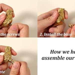 K&ouml;nnte beinhalten: Goldfarbene vogelf&ouml;rmige Schrankkn&ouml;pfe. Das Bild zeigt den Montageprozess: Schrauben, Sockel und den kompletten Knopf anbringen. Der Text lautet "How we hand assemble our knobs."