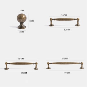 Pu&ograve; includere: Set di ferramenta per mobili in ottone antico. Include un pomello rotondo (diametro 25 mm, altezza 38 mm) e tre diversi stili di maniglia: 152 mm, 184 mm e 216 mm di lunghezza. Tutti i pezzi hanno una finitura vintage.