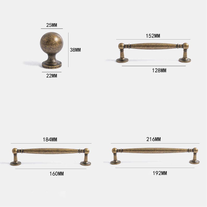 Pu&ograve; includere: Set di ferramenta per mobili in ottone antico. Include un pomello rotondo (diametro 25 mm, altezza 38 mm) e tre diversi stili di maniglia: 152 mm, 184 mm e 216 mm di lunghezza. Tutti i pezzi hanno una finitura vintage.