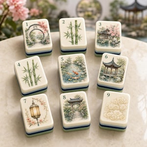 Può includere: Nove tessere rettangolari da mahjong disposte a griglia, ognuna con un'illustrazione unica e un numero da uno a nove. I disegni includono steli di bambù, pesci koi in uno stagno, architettura tradizionale, lanterne e nuvole su base crema.