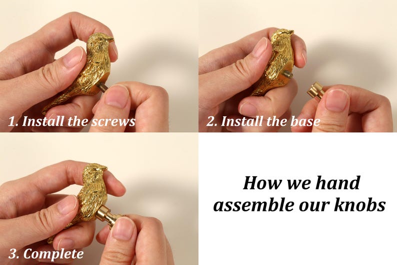 Pu&ograve; includere: Pomelli per armadi a forma di uccello color oro. L'immagine mostra il processo di assemblaggio: installazione delle viti, della base e del pomello completo. Il testo recita "How we hand assemble our knobs."