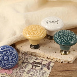 Boutons en céramique Poignées vintage Boutons de commode Poignées en porcelaine Bouton de tiroir Bouton de placard Bouton gravé personnalisé