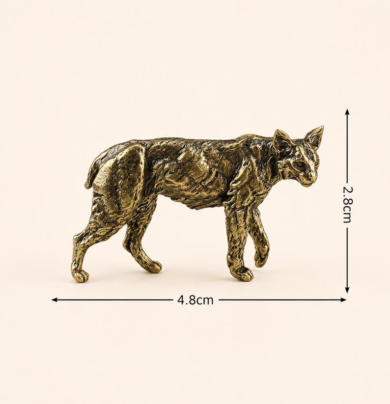 May include: A bronze-toned metal figurine of a bobcat in a walking pose. The sculpture features detailed fur texture and pointed ears. Dimension lines indicate a height of 2.8 cm and a length of 4.8 cm, providing a clear scale for the small animal statue.
