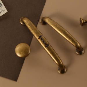 Antyczne uchwyty kuchenne z postarzanego brązu, postarzane gałki do szaf, rustykalne gałki do szuflad, grawerowane na zamówienie okucia meblowe w stylu retro