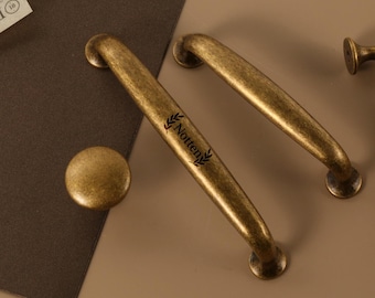 Gealterte Bronze Antike Küchengriffe Distressed Kleiderschrank Pulls Knöpfe Rustikale Kommode Knäufe Individuell gravierte Retro Schrankbeschläge