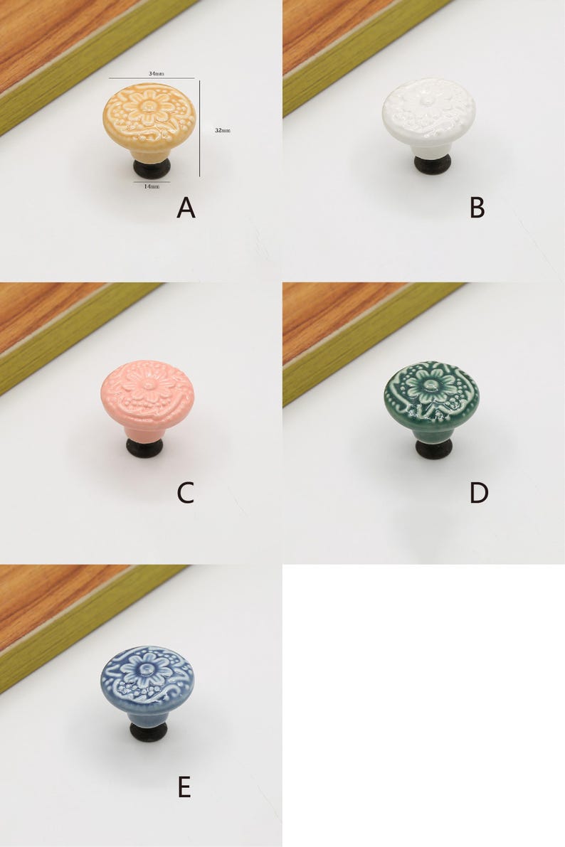 Op de afbeelding: Vijf keramische kastknoppen met bloemmotieven in verschillende kleuren. De knoppen hebben een diameter van 32 mm en een basis van 16 mm. De kleuren zijn goud, wit, roze, groen en blauw.