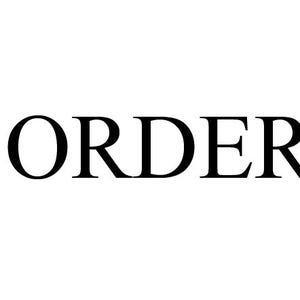 Könnte beinhalten: Das Wort "ORDER" wird in einer fetten Serifenschrift auf einem schlichten weißen Hintergrund angezeigt. Die schwarzen Buchstaben sind gleichmäßig angeordnet und zentriert, was ein klares und einfaches Design ergibt.