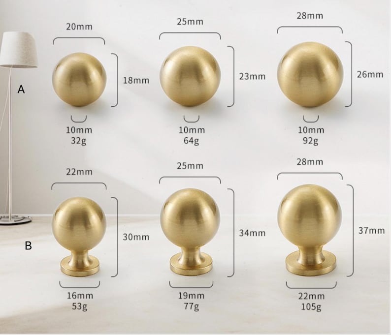 K&ouml;nnte beinhalten: Eine Auswahl an goldfarbenen Schrankkn&ouml;pfen in verschiedenen Gr&ouml;&szlig;en. Die Kn&ouml;pfe sind kugelf&ouml;rmig oder haben eine kugelf&ouml;rmige Oberseite mit einem Sockel. Die Ma&szlig;e sind in Millimetern und Gramm angegeben, wobei der gr&ouml;&szlig;te Knopf 28 mm Durchmesser und 37 mm H&ouml;he misst.