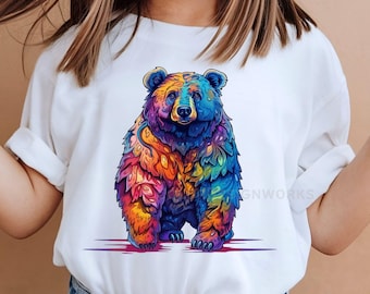 Può includere: T-shirt bianca con un'illustrazione di orso colorata. L'orso è raffigurato con vivaci tonalità di blu, arancione, giallo e viola. Il design grafico è dettagliato e accattivante, perfetto per l'abbigliamento casual.