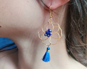 Pendientes flamenca con flor de alambre dorado con cuentas de cristal azul