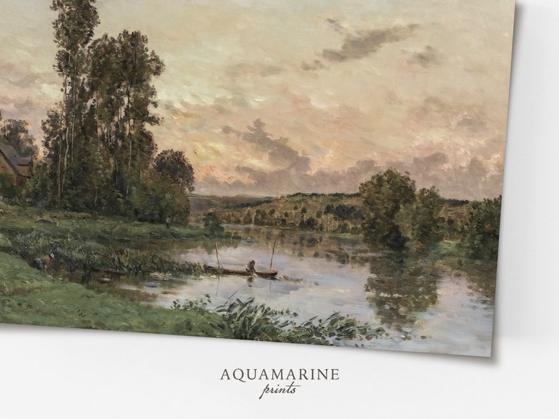 Puede incluir: Una pintura de paisaje de estilo antiguo representa una serena escena fluvial al atardecer. La obra de arte presenta un barco con dos figuras, exuberante follaje verde y un cielo nublado con tonos c&aacute;lidos. El texto "AQUAMARINE prints" est&aacute; en la parte inferior.