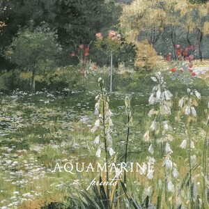 Pu&ograve; includere: Un dipinto impressionista di una scena di giardino con fiori bianchi in primo piano. Il dipinto presenta un campo di margherite, alberi e rose rosse. Il testo "AQUAMARINE prints" si trova nell'angolo in basso a destra.