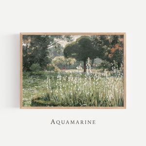 Pu&ograve; includere: Stampa incorniciata di un dipinto di paesaggio vintage. L'opera raffigura una scena di giardino lussureggiante con fiori bianchi in primo piano, uno stagno e alberi. La parola "AQUAMARINE" &egrave; stampata in basso sulla cornice.